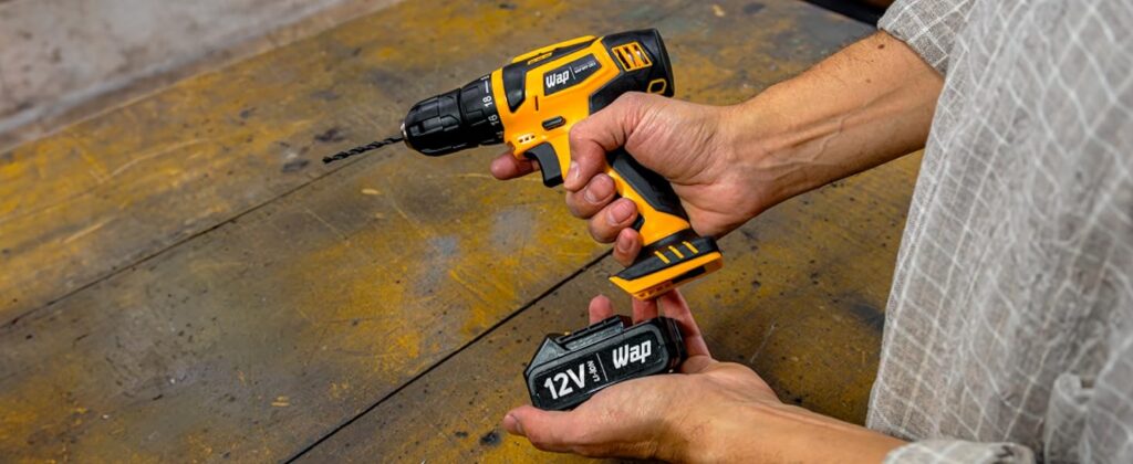 WAP Parafusadeira E Furadeira A Bateria Li-Ion 12V Bpf 12K3 Carregador Bivolt Sem Fio Com Maleta E Kit De 13 Acessórios