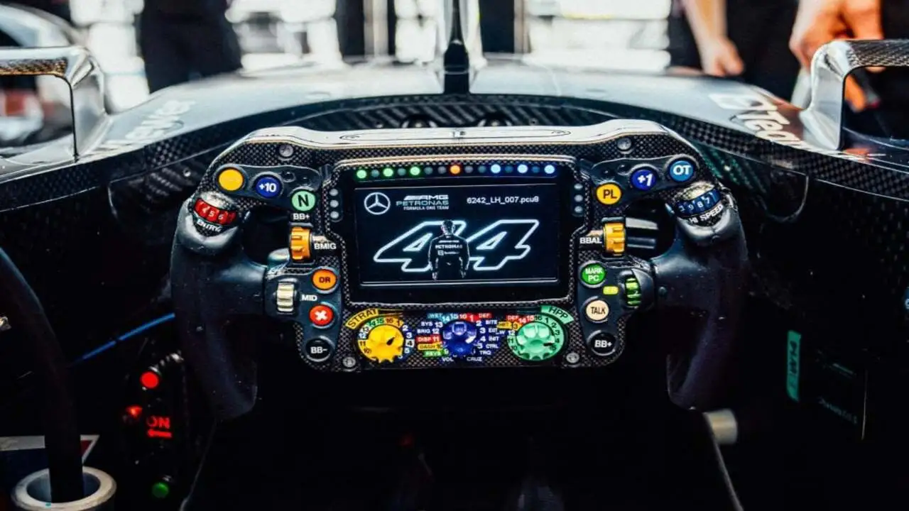 Volante moderno de Fórmula 1 com botões e tela digital